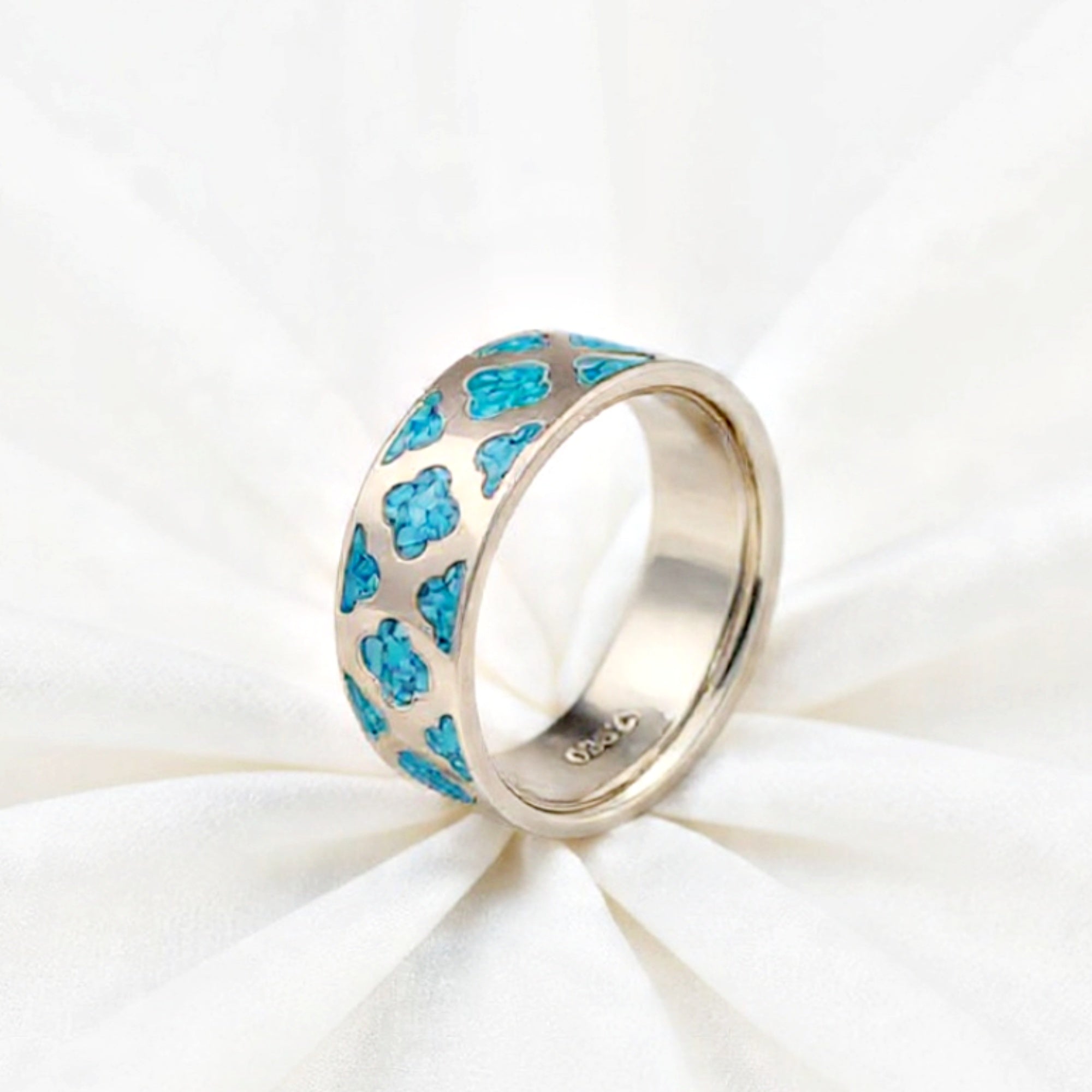 Everleaf Clover Ring .960 Silver on White Silk Background